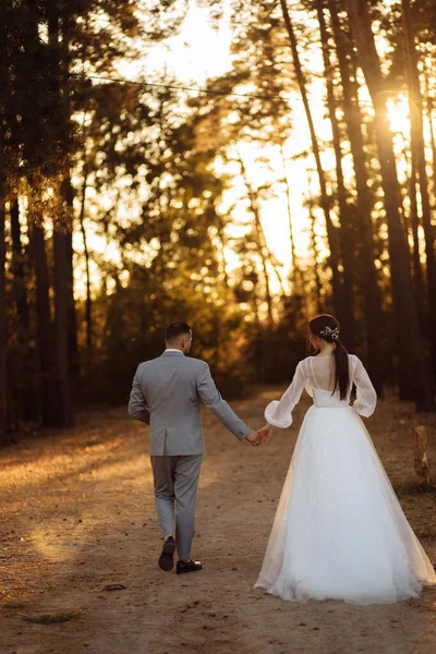 森の中を歩いている若い新婚夫婦が — ストック写真