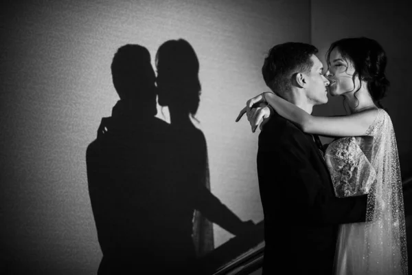 Güzel Genç Bir Çift Yeni Evli Öpüşüyor — Stok fotoğraf