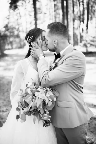 Šťastný Pár Mladých Novomanželů Lese Líbání — Stock fotografie