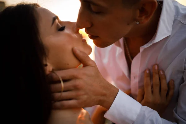 Belo Jovem Casal Recém Casados Beijando — Fotografia de Stock