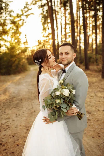 Feliz Pareja Jóvenes Recién Casados Bosque —  Fotos de Stock