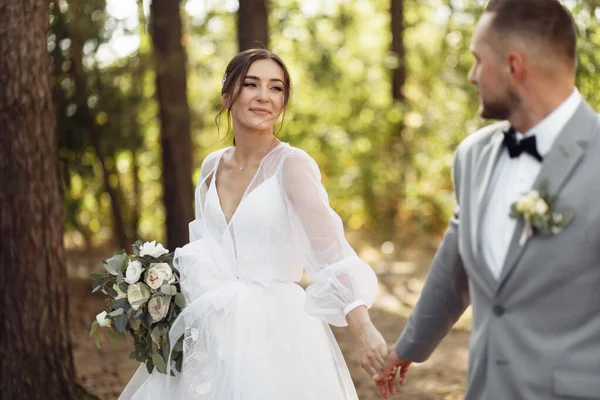 Feliz Pareja Jóvenes Recién Casados Bosque —  Fotos de Stock
