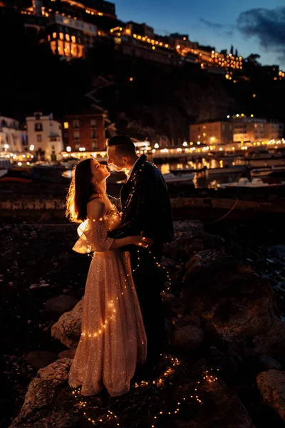 Feliz Lindo Jovem Casal Praia Noite — Fotografia de Stock