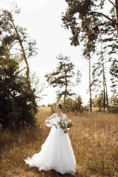 森の中の花と繊細な美しい花嫁 — ストック写真