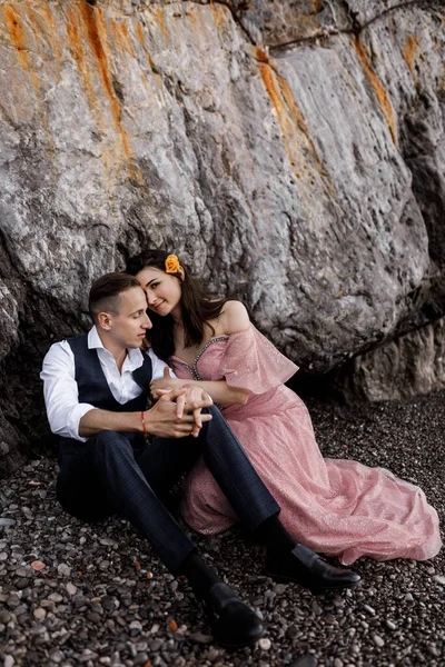 Feliz Belo Jovem Casal Por Mar — Fotografia de Stock