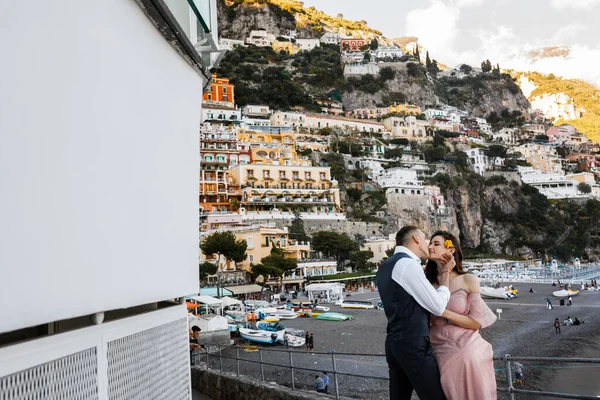 Feliz Belo Jovem Casal Beijando Pelo Mar — Fotografia de Stock