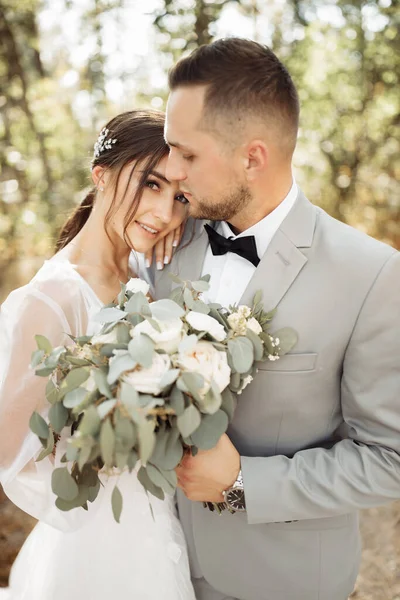 Feliz Pareja Jóvenes Recién Casados Bosque Abrazando —  Fotos de Stock
