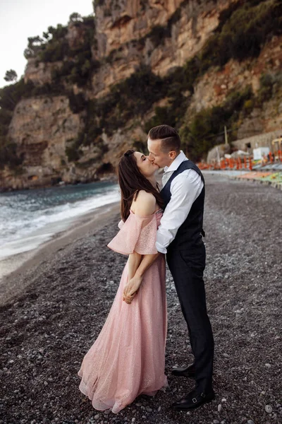 美丽动人的年轻夫妇在海上接吻 — 图库照片