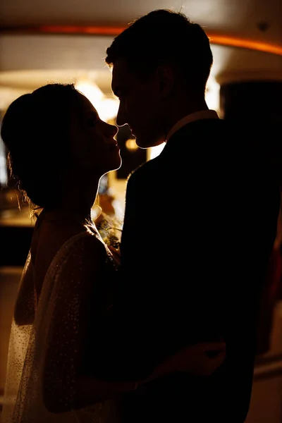 美しい若いカップルの新婚夫婦がキスをし — ストック写真