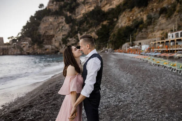 Pasangan Muda Yang Bahagia Berciuman Laut — Stok Foto