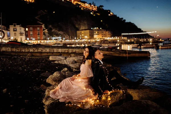 Feliz Hermosa Pareja Joven Playa Por Noche — Foto de Stock