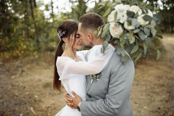 Feliz Pareja Jóvenes Recién Casados Bosque Besos —  Fotos de Stock