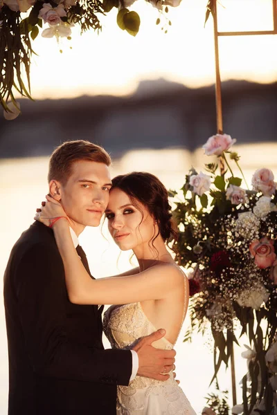 Belo Jovem Casal Recém Casados Posando — Fotografia de Stock