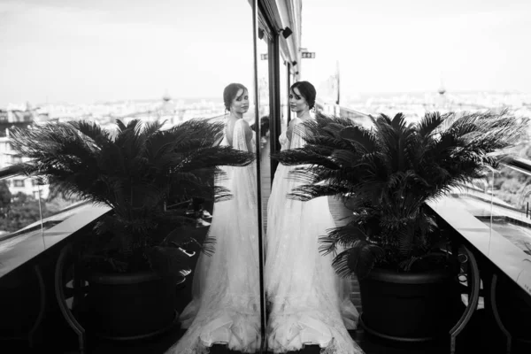 Boldog Gyönyörű Fiatal Menyasszony Pózol Teraszon — Stock Fotó