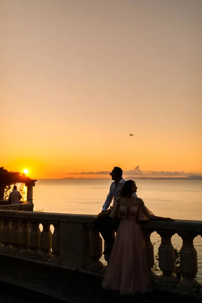 Joyeux Beau Jeune Couple Posant Par Mer Coucher Soleil — Photo