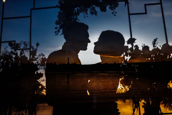 Beau Jeune Couple Jeunes Mariés Posant — Photo