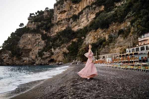 Šťastná Krásná Mladá Nevěsta Pózující Moři — Stock fotografie