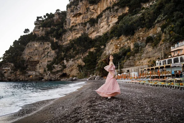 Heureux Belle Jeune Mariée Posant Par Mer — Photo