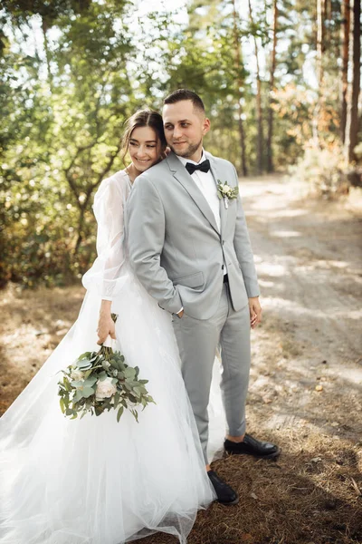 Feliz Pareja Jóvenes Recién Casados Bosque —  Fotos de Stock