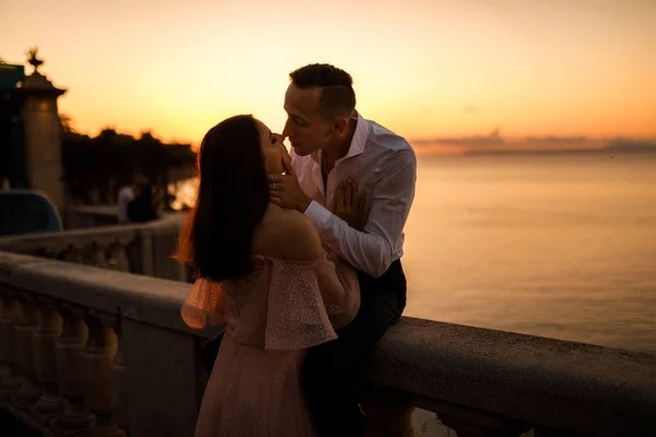 Feliz Belo Jovem Casal Beijando Pelo Mar — Fotografia de Stock