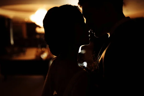 Belo Jovem Casal Recém Casados Beijando — Fotografia de Stock