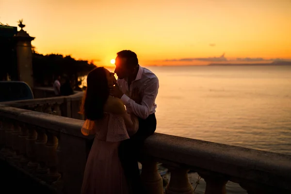 Heureux Beau Jeune Couple Embrasser Par Mer Coucher Soleil — Photo