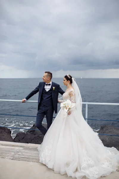Счастливая Молодая Пара Невеста Жених Море — стоковое фото