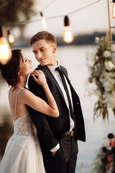 美しい若いカップルの新婚カップルがポーズをとって — ストック写真