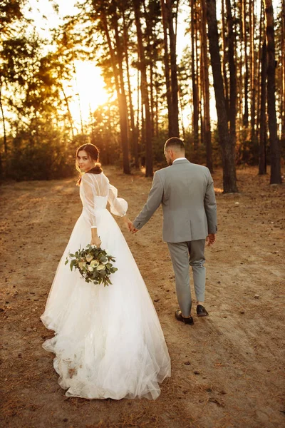 Lyckliga Par Unga Nygifta Skogen Promenader — Stockfoto