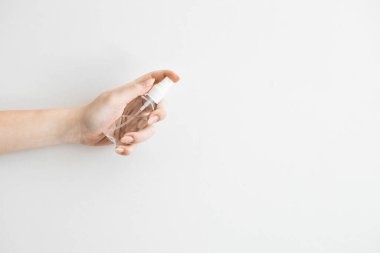 Sprey şişede el dezenfektanı tutan adamın kırpılmış görüntüsü. 