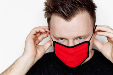 Stüdyoda maske takan genç bir adam. 