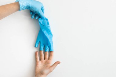 Tıbbi lastik eldivenlerle kalkıyor.  