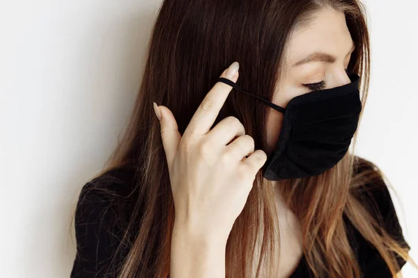 Jovem Mulher Vestindo Uma Máscara Facial Estúdio — Fotografia de Stock