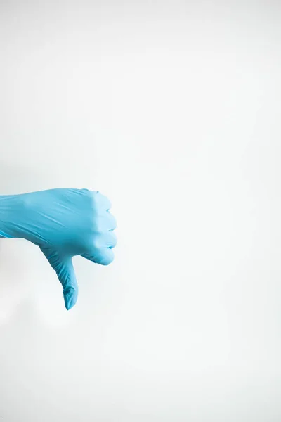 Вручите Медицинские Резиновые Перчатки Показывающие Большой Палец Вниз — стоковое фото