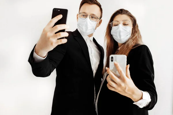 Jeunes Gens Affaires Portant Des Masques Pour Visage Prenant Selfie — Photo