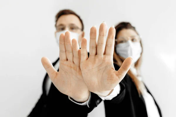 Junge Geschäftsleute Mit Mundschutz Zeigen Hände — Stockfoto