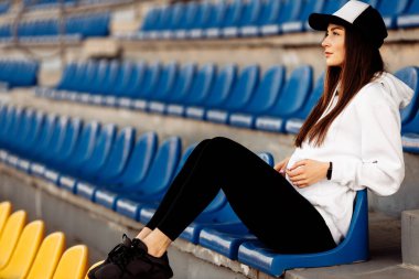 Stadyumda formda genç bir kadın 