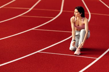 Stadyumda egzersiz yapan genç ve formda bir kadın. 