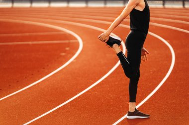 Stadyumda egzersiz yapan genç formda bir adam. 