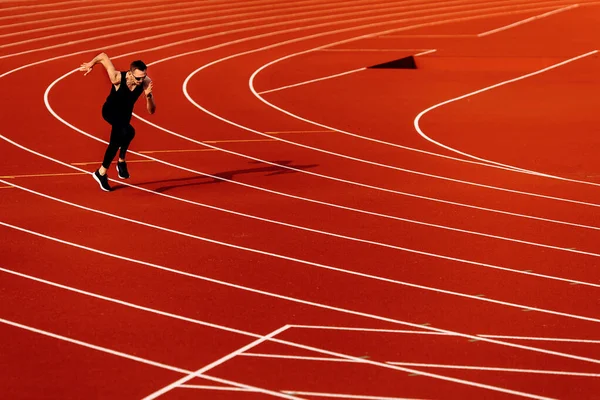 Jovem Exercitando Estádio — Fotografia de Stock