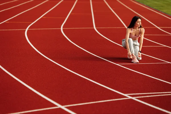 Jovem Mulher Apta Exercitar Estádio — Fotografia de Stock