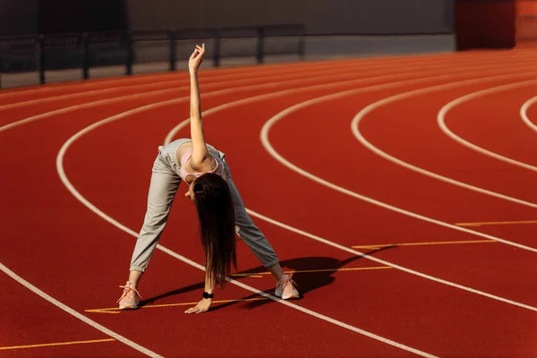 Jovem Mulher Apta Exercitar Estádio — Fotografia de Stock