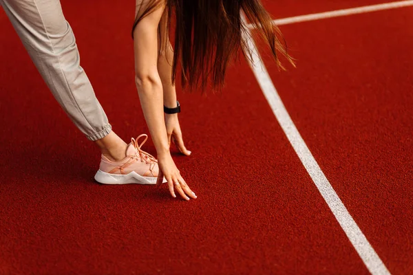 Jovem Mulher Apta Exercitar Estádio — Fotografia de Stock