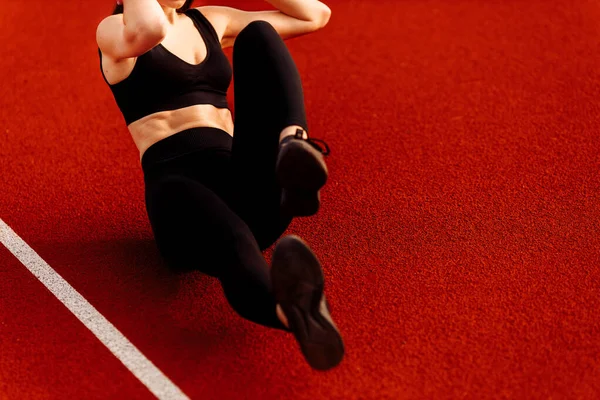 Mujer Forma Joven Haciendo Ejercicio Estadio —  Fotos de Stock