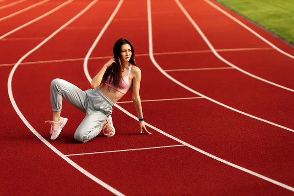 Mujer Forma Joven Haciendo Ejercicio Estadio —  Fotos de Stock