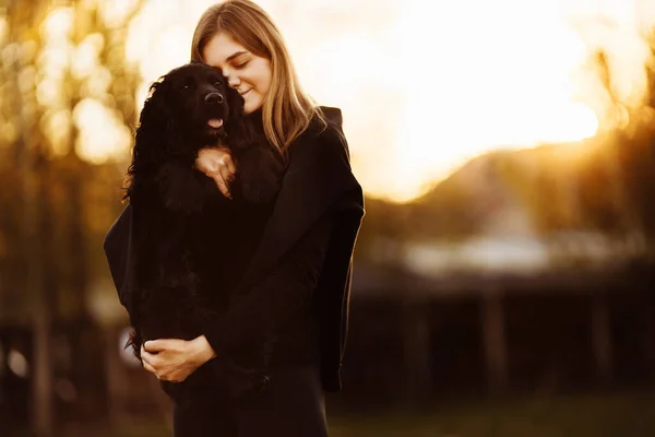 Jovem Mulher Com Seu Cão Parque — Fotografia de Stock
