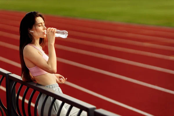 Jeune Femme Forme Avec Eau Sur Stade — Photo