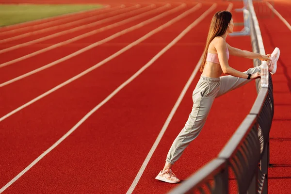 Mladá Fit Žena Cvičení Stadionu — Stock fotografie