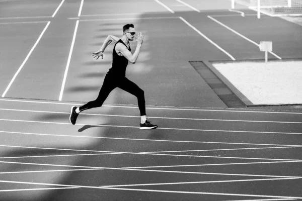 Jovem Exercitando Estádio — Fotografia de Stock