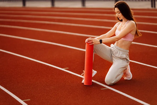 Mladá Fit Žena Cvičení Stadionu — Stock fotografie